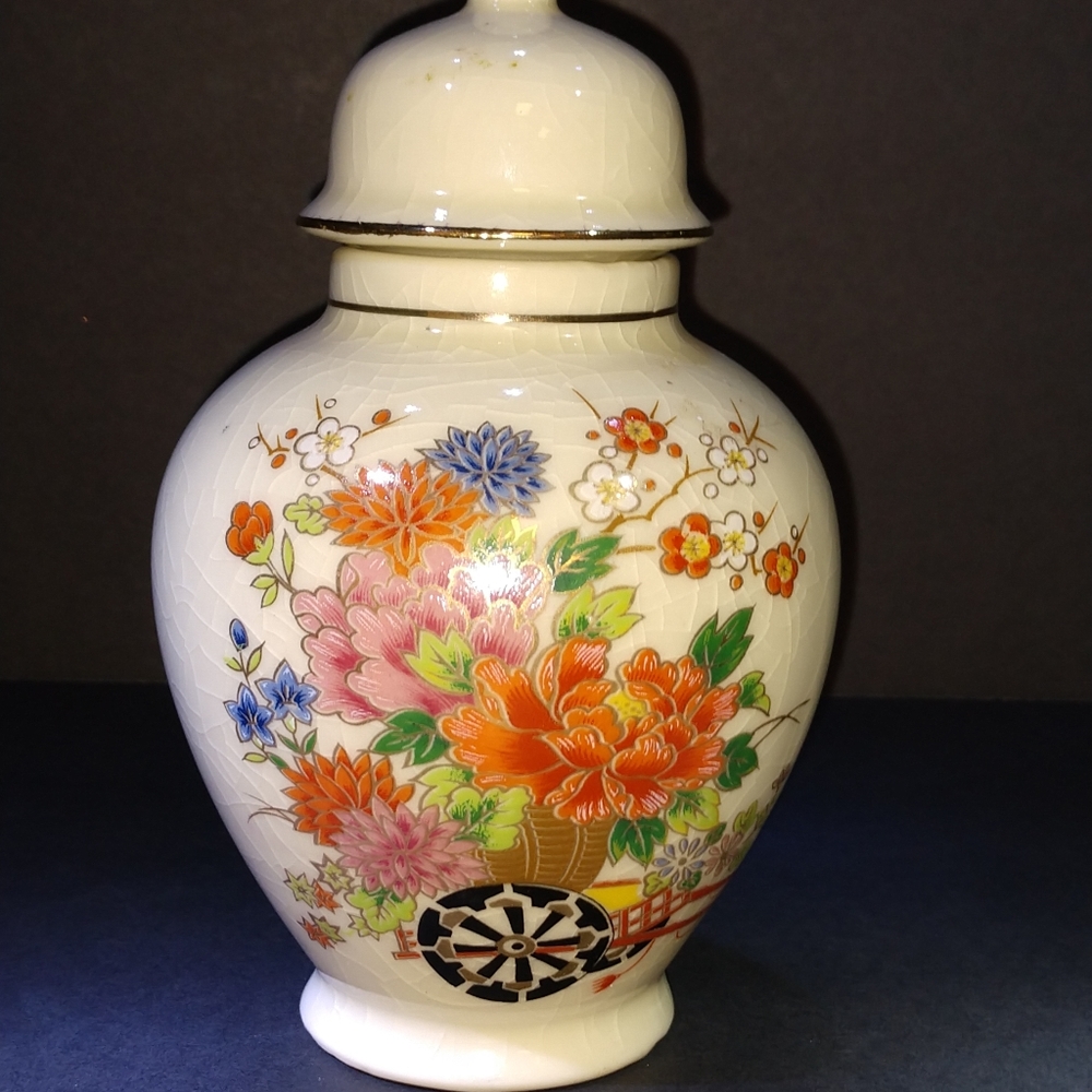 Urn with lid (Small).